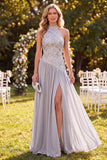 Vestido largo de lentejuelas gris claro con escote halter y abertura