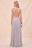Vestido largo de lentejuelas gris claro con escote halter y abertura