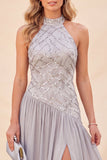 Vestido largo de lentejuelas gris claro con escote halter y abertura