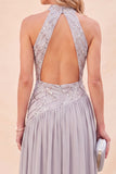 Vestido largo de lentejuelas gris claro con escote halter y abertura