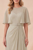 Vestido largo de escote redondo de gasa taupe con cinturón