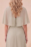 Vestido largo de escote redondo de gasa taupe con cinturón