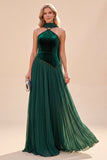 Vestido largo plisado verde oscuro con cuello halter y línea en A