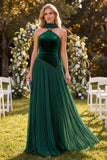 Vestido largo plisado verde oscuro con cuello halter y línea en A