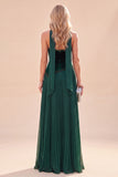 Vestido largo plisado verde oscuro con cuello halter y línea en A