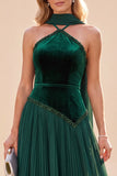 Vestido largo plisado verde oscuro con cuello halter y línea en A