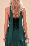 Vestido largo plisado verde oscuro con cuello halter y línea en A