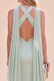 Vestido largo de satén verde menta sirena con escote halter y bufanda