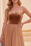 Vestido largo de cuello caqui con escote en A con abalorios