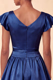 Vestido corto de bienvenida azul cielo de satén de satén con escote bateau y mangas gorjas