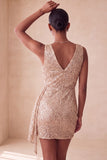 Vestido corto corto de bienvenida con cuello redondo rosa brillante, lentejuelas, fruncido y fajilla