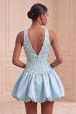 Vestido corto de bienvenida azul cielo con escote en V y escote en V