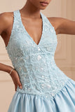 Vestido corto de bienvenida azul cielo con escote en V y escote en V