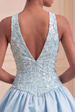 Vestido corto de bienvenida azul cielo con escote en V y escote en V