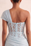 Corsé transparente oliva de un hombro, vestido corto de bienvenida fruncido y encaje en la espalda