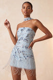 Vestido corto de bienvenida azul sin tirantes con lentejuelas florales y flecos