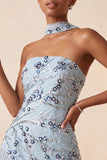 Vestido corto de bienvenida azul sin tirantes con lentejuelas florales y flecos