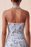 Vestido corto de bienvenida azul sin tirantes con lentejuelas florales y flecos