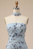 Vestido corto de bienvenida azul sin tirantes con lentejuelas florales y flecos