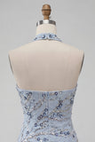 Vestido corto de bienvenida azul sin tirantes con lentejuelas florales y flecos