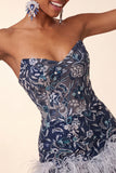 Vestido corto de bienvenida sin tirantes azul marino con lentejuelas corto y plumas