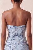 Vestido corto floral de bienvenida con flecos de lentejuelas azules sin tirantes azules