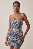 Corsé gris bodycon sin tirantes con lentejuelas y vestido corto floral de bienvenida