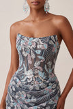Corsé gris bodycon sin tirantes con lentejuelas y vestido corto floral de bienvenida