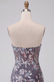 Corsé gris bodycon sin tirantes con lentejuelas y vestido corto floral de bienvenida