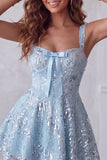 A-Line Sky Blue Tirantes gruesos Vestido de Homecoming con lentejuelas florales cortos y lazo