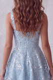 A-Line Sky Blue Tirantes gruesos Vestido de Homecoming con lentejuelas florales cortos y lazo