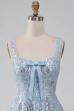 A-Line Sky Blue Tirantes gruesos Vestido de Homecoming con lentejuelas florales cortos y lazo