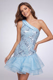 Vestido corto de bienvenida azul celeste con lentejuelas florales de un solo hombro y volantes