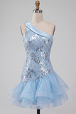 Vestido corto de bienvenida azul celeste con lentejuelas florales de un solo hombro y volantes