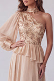 Vestido formal de corte floral asimétrico con capestro de champán