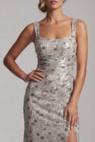 Vestido largo de madre de la novia con cuello cuadrado de sirena plateada y cuentas