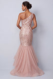 Vestido largo de madre de la novia con lentejuelas rosas de un hombro y volantes