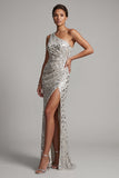 Vestido largo de madre de la novia con cuentas plateadas de un hombro y sirena plateada