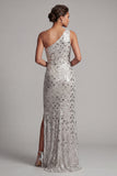 Vestido largo de madre de la novia con cuentas plateadas de un hombro y sirena plateada