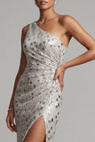 Vestido largo de madre de la novia con cuentas plateadas de un hombro y sirena plateada