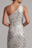 Vestido largo de madre de la novia con cuentas plateadas de un hombro y sirena plateada