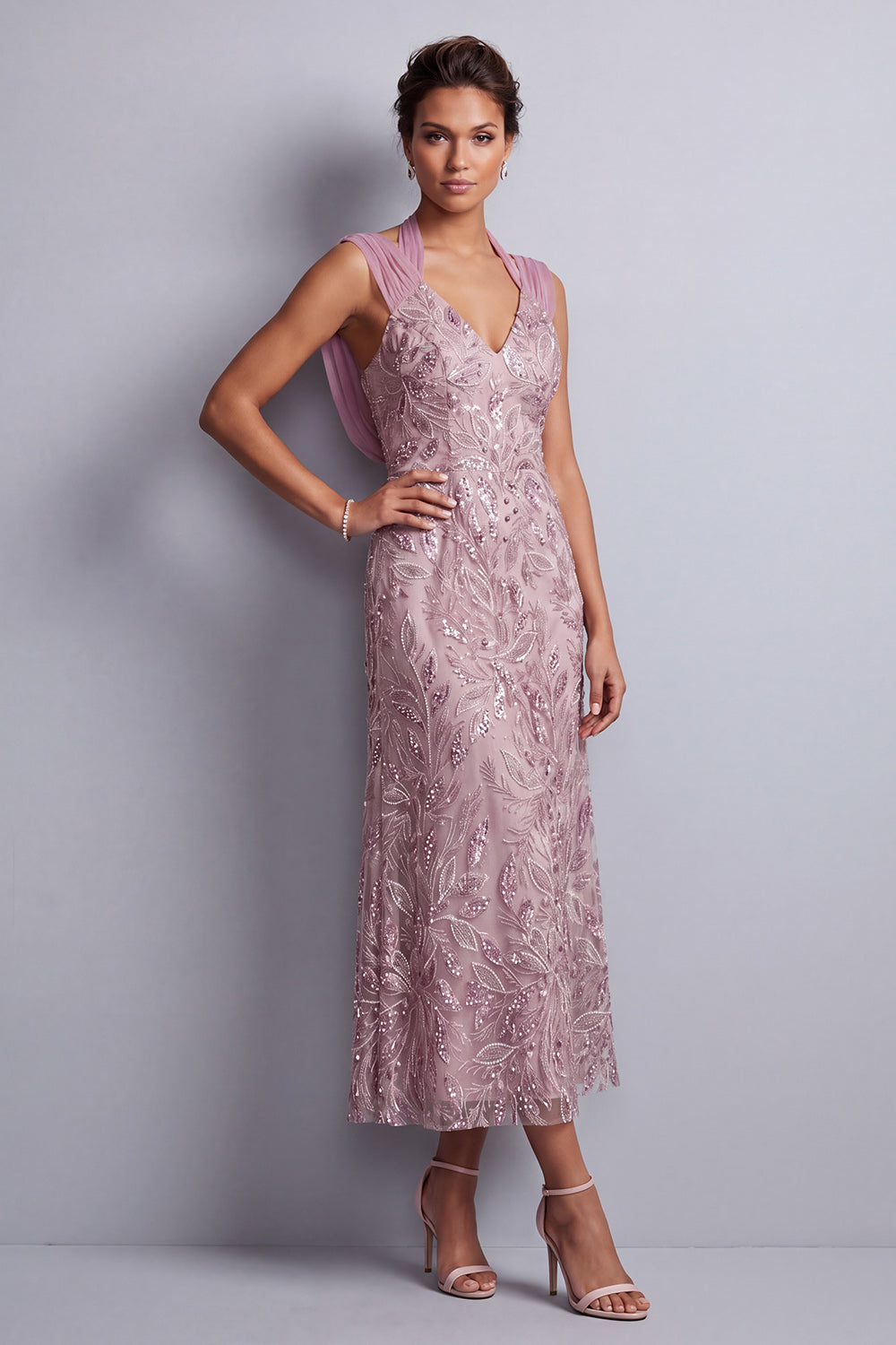 Vestido vintage malva con escote halter, lentejuelas y floral largo de madre de novia
