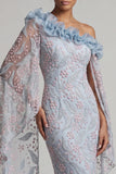 Vestido largo de madre de la novia, color floral azul polvoriento con un solo hombro con cuentas y volantes