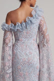 Vestido largo de madre de la novia, color floral azul polvoriento con un solo hombro con cuentas y volantes