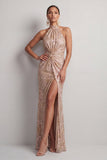 Vestido largo de madre de la novia con cuello halter, sirena fruncido con champán, lentejuelas.