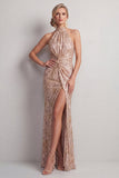 Vestido largo de madre de la novia con cuello halter, sirena fruncido con champán, lentejuelas.