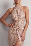 Vestido largo de madre de la novia con cuello halter, sirena fruncido con champán, lentejuelas.