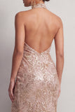 Vestido largo de madre de la novia con cuello halter, sirena fruncido con champán, lentejuelas.