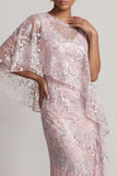 Vestido largo de sirena rosa de un hombro con lentejuelas florales y capa