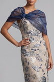 Vestido largo de Madre de la Novia con lentejuelas florales azul marino y capa
